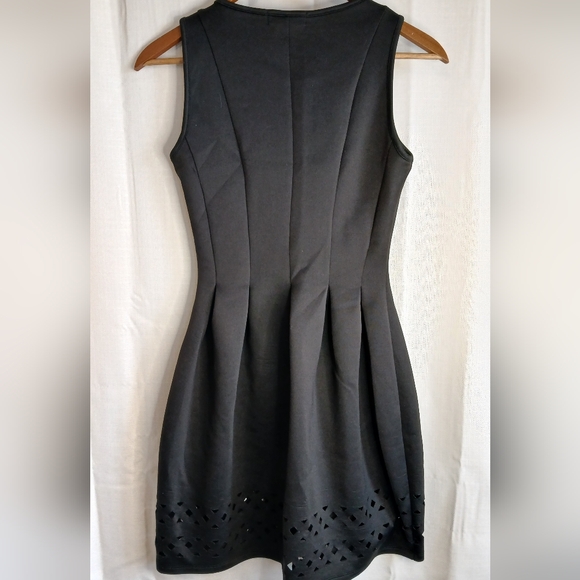 Elegant Black Sleeveless Dress - Picture 3 of 4
